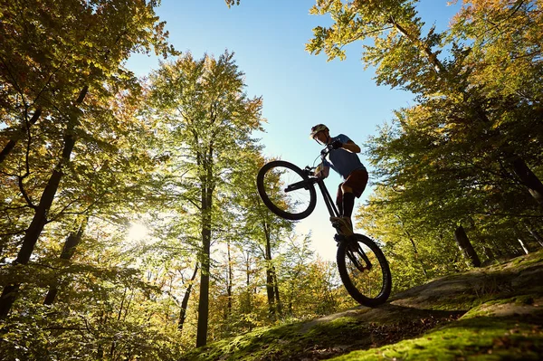 Silhouette Athlete Cyclist Standing Back Wheel Trial Bicycle — Stock Photo, Image