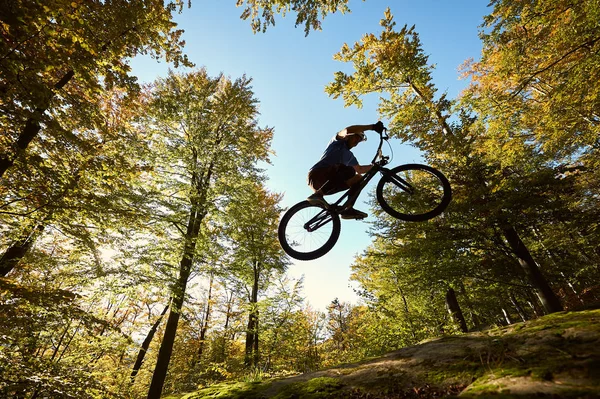 Joven Ciclista Masculino Saltando Bicicleta Prueba Roca Grande —  Fotos de Stock