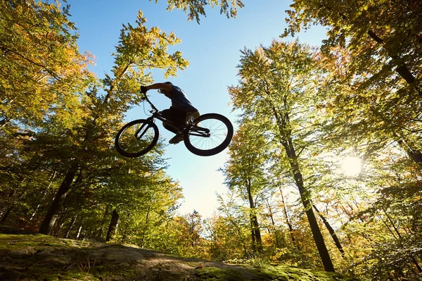 Vista Basso Angolo Del Ciclista Sportivo Che Salta Bicicletta Prova — Foto Stock