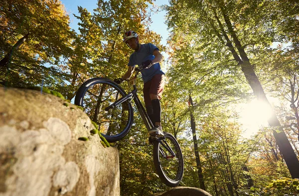 Low Angle View Male Cyclist Balancing Trial Bicycle — Stock Photo, Image