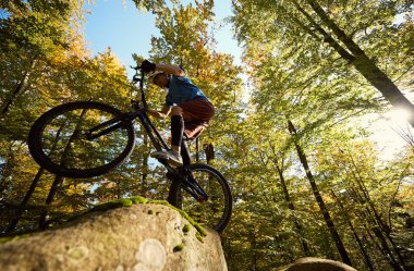 Profesyonel sporcu bisikletçi arka tekerlek üzerinde yargılanıyor binmek