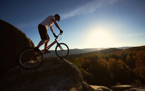 Silhouette Von Sportler Balanciert Auf Hinterrad Auf Trial Fahrrad — Stockfoto