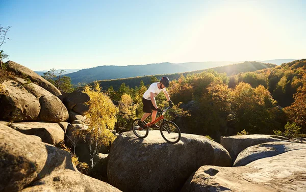 Joven Ciclista Masculino Balanceándose Bicicleta Prueba Sobre Una Gran Roca — Foto de Stock