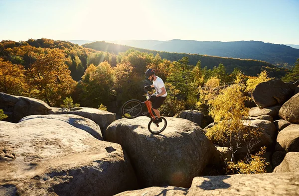 Joven Ciclista Masculino Balanceándose Bicicleta Prueba Sobre Una Gran Roca —  Fotos de Stock