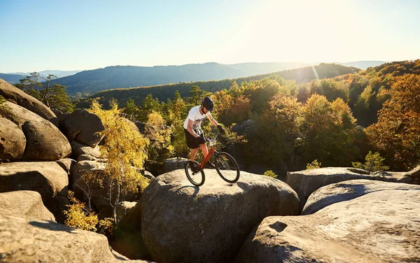 Joven Ciclista Masculino Balanceándose Bicicleta Prueba Sobre Una Gran Roca — Foto de Stock