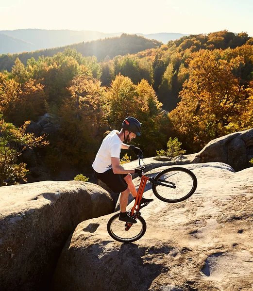 Joven Ciclista Masculino Balanceándose Bicicleta Prueba Sobre Una Gran Roca — Foto de Stock