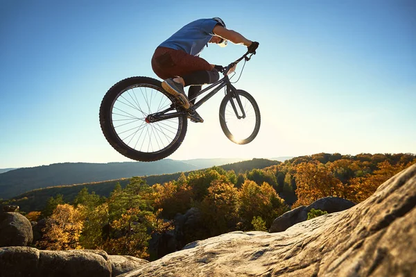 Radprofi Springt Auf Trial Rad Auf Felsen — Stockfoto