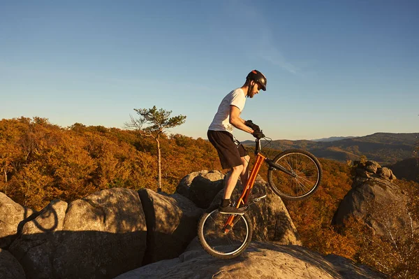 Junge Radfahrerin Balanciert Auf Trial Fahrrad Auf Großen Felsbrocken — Stockfoto