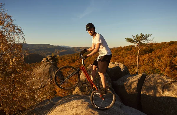 Jovem Ciclista Sexo Masculino Balanceamento Bicicleta Julgamento Cima Grande Pedra — Fotografia de Stock