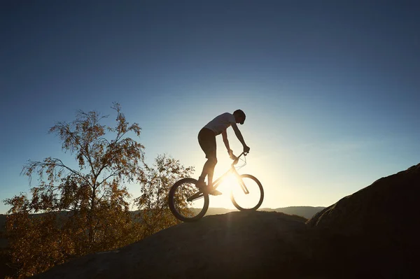 Ciclista Atleta Balanceándose Rueda Trasera Bicicleta Prueba —  Fotos de Stock