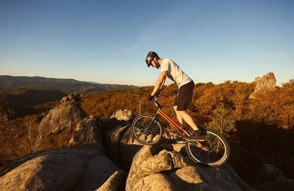 Ciclista Atleta Balanceándose Rueda Trasera Bicicleta Prueba —  Fotos de Stock