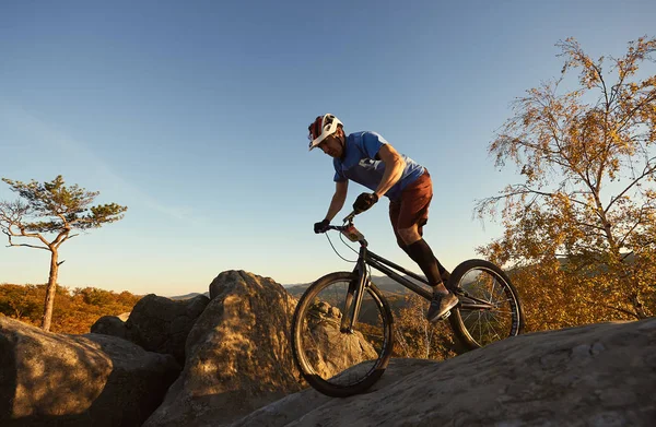 Αθλητική Ανδρική Ποδηλάτης Ιππασίας Δίκη Ποδήλατο Στην Κορυφή Του Βουνού — Φωτογραφία Αρχείου