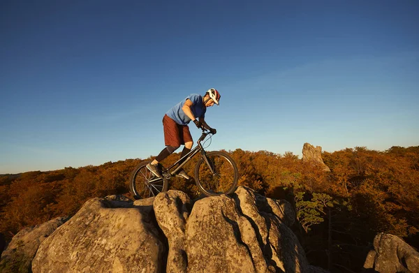 Joven Ciclista Masculino Balanceándose Bicicleta Prueba Sobre Una Gran Roca —  Fotos de Stock