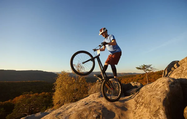 Ciclista Sin Miedo Balanceándose Rueda Trasera Bicicleta Prueba —  Fotos de Stock