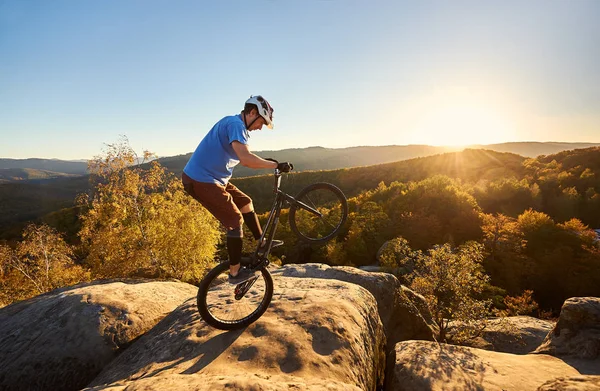 Radprofi Auf Hinterrad Auf Trial Fahrrad — Stockfoto