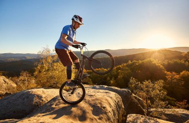 Atletik bisikletçi arka tekerlek üzerinde mahkemeye motor Dengeleme