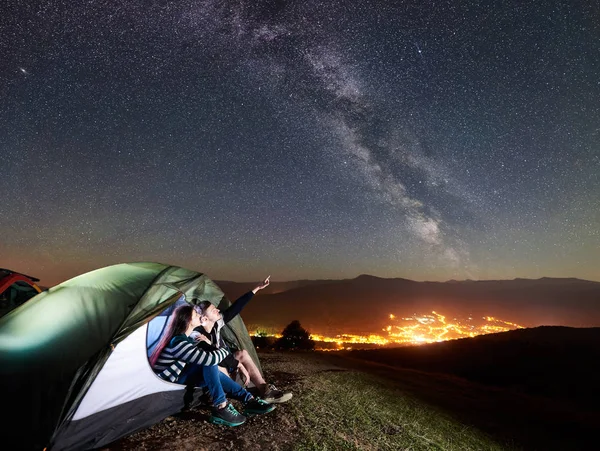 Giovane Coppia Felice Escursionisti Che Riposano Campo Tenda Turistica Illuminata — Foto Stock