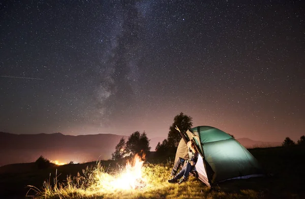 Jovens Caminhantes Casal Feliz Descansando Acampamento Tenda Turística Iluminada — Fotografia de Stock