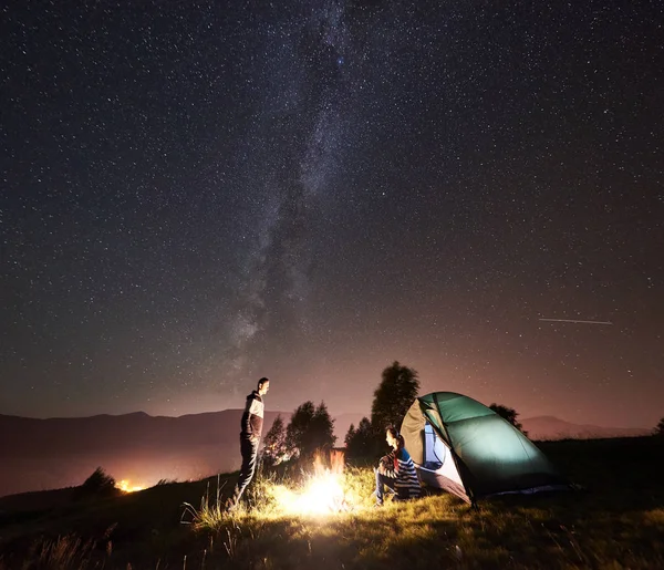 Unga Lyckliga Par Vandrare Vilar Camp Belysta Turist Tält — Stockfoto