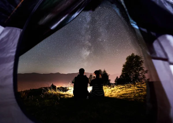 Unga Lyckliga Paret Resenärer Vila Nära Glödande Turist Tält — Stockfoto