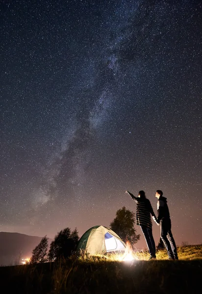 Jonge Gelukkige Paar Reizigers Rusten Buurt Van Gloeiende Toeristische Tent — Stockfoto