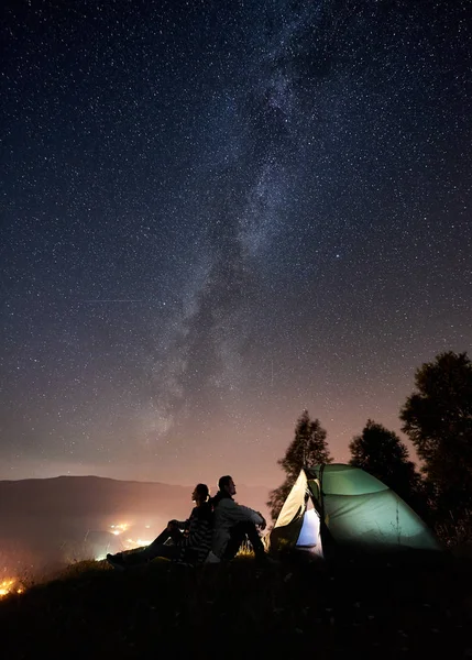 Jovens Viajantes Casal Feliz Descansando Perto Tenda Turística Brilhante — Fotografia de Stock