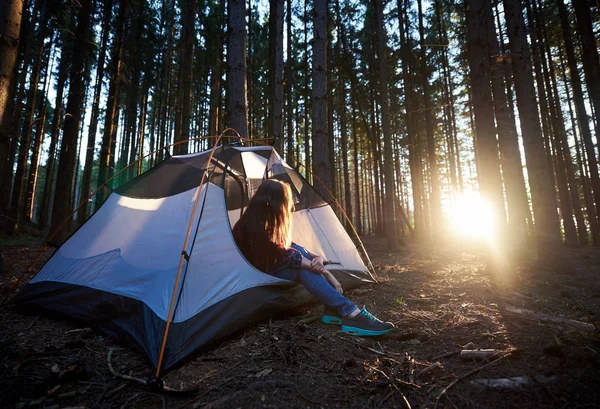 Joven Viajera Sentada Carpa Turística Blanca Disfrutando Del Amanecer — Foto de Stock