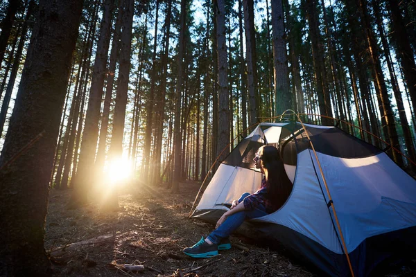 Jovem Viajante Sentado Tenda Turística Branca Desfrutando Nascer Sol — Fotografia de Stock