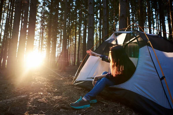 Joven Viajera Sentada Carpa Turística Blanca Disfrutando Del Amanecer — Foto de Stock