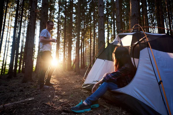 Jovem Romântico Homem Mulher Perto Tenda Turística Branca — Fotografia de Stock