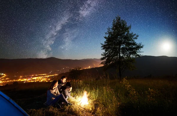 Ευτυχισμένο Ζευγάρι Πεζοπόρους Αναπαύεται Στο Campfire Κοντά Λαμπερό Τουριστική Σκηνή — Φωτογραφία Αρχείου