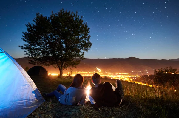 Happy Couple Hikers Resting Campfire Glowing Tourist Tent Nighttime — Stock Photo, Image