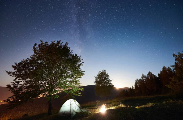 Oświetlony Namiot Ognisko Pod Magiczne Nocne Niebo Pełne Gwiazd Mlecznej — Zdjęcie stockowe