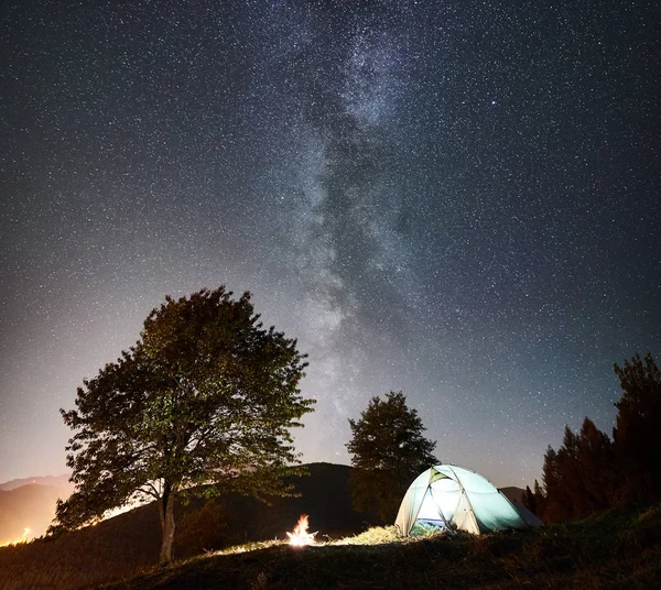 Tenda Brilhante Fogueira Sob Incrível Céu Noturno Cheio Estrelas Maneira — Fotografia de Stock