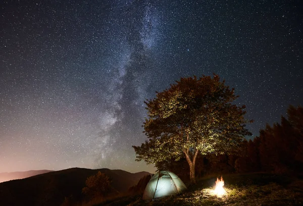Carpa Brillante Hoguera Bajo Increíble Cielo Nocturno Lleno Estrellas Vía — Foto de Stock