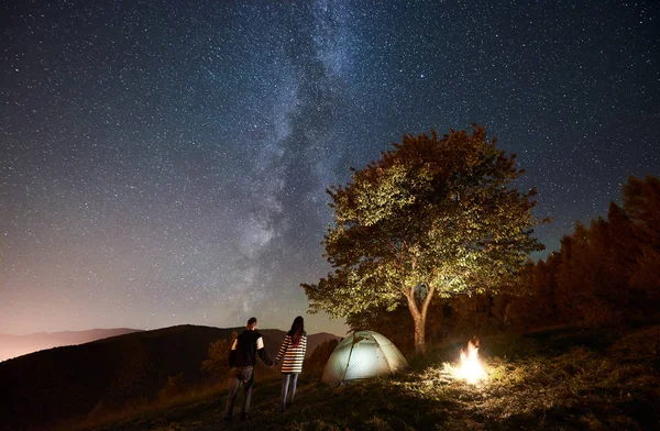 Felices Excursionistas Pareja Descansando Fogata Cerca Carpa Turística Brillante Noche — Foto de Stock