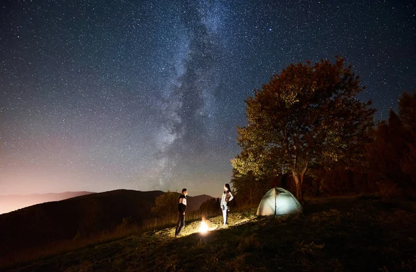 Mutlu Çift Yürüyüşçü Yakınındaki Parlayan Turist Çadır Kamp Ateşi Geceleyin — Stok fotoğraf