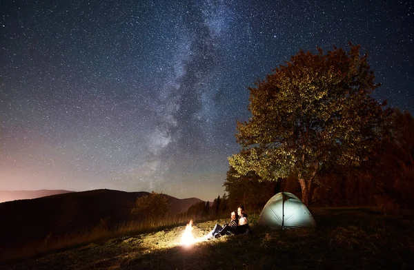 Caminhantes Casal Feliz Descansando Fogueira Perto Tenda Turística Brilhante Noite — Fotografia de Stock