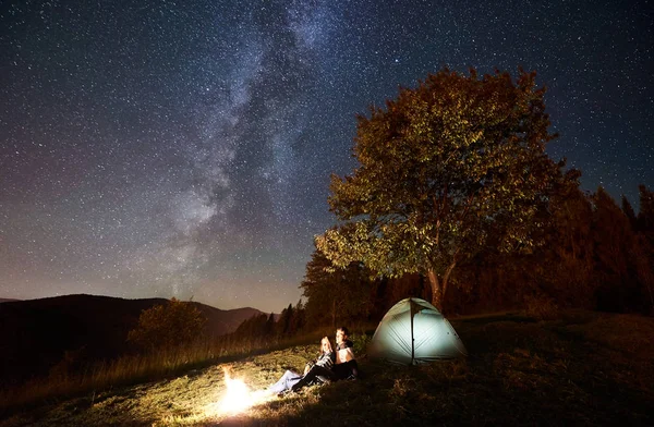 Caminhantes Casal Feliz Descansando Fogueira Perto Tenda Turística Brilhante Noite — Fotografia de Stock