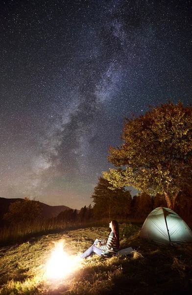 Turystyczna Kobieta Odpoczynek Przy Ognisku Obok Namiot Turystyczny Camping Oświetlony — Zdjęcie stockowe