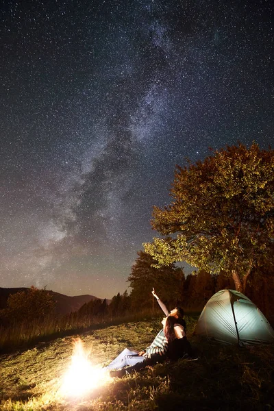 Caminhantes Casal Feliz Descansando Fogueira Perto Tenda Turística Brilhante Noite — Fotografia de Stock