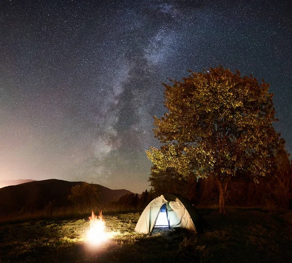 Glödande Tält Och Brasa Fantastisk Natthimmel Full Stjärnor Och Vintergatan — Stockfoto