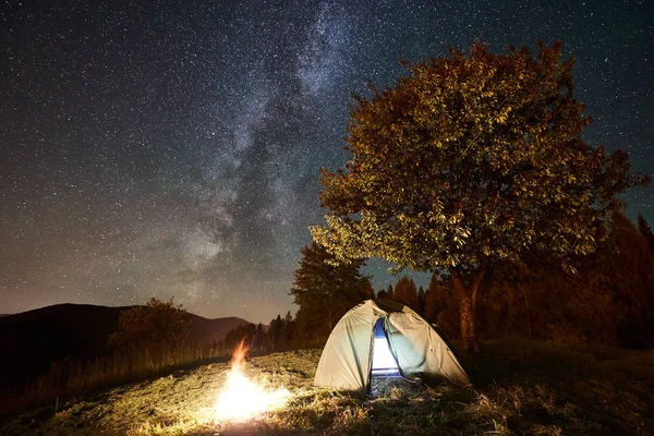 Tenda Brilhante Fogueira Sob Incrível Céu Noturno Cheio Estrelas Maneira — Fotografia de Stock