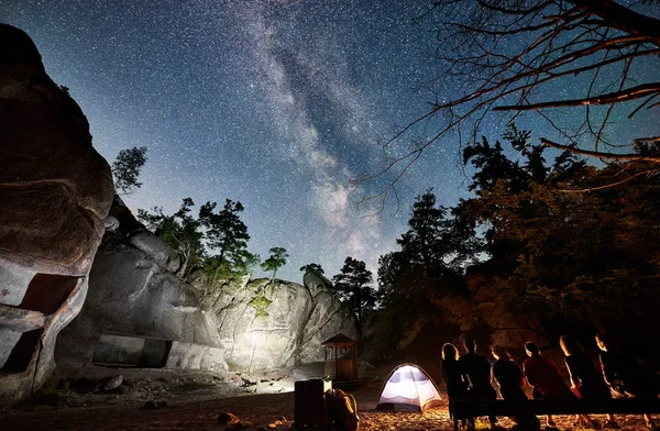 Rückansicht Von Befreundeten Wanderern Die Nachts Lagerfeuer Neben Lager Und — Stockfoto