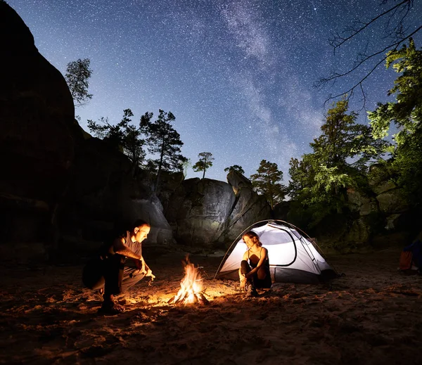 Unga Par Resenärer Som Man Och Kvinna Vilar Bredvid Camp — Stockfoto