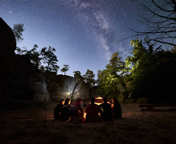 Rückansicht Von Befreundeten Wanderern Die Nachts Lagerfeuer Neben Lager Und — Stockfoto