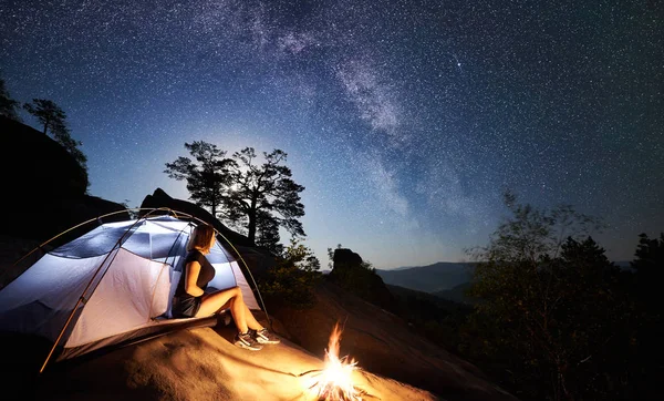 Caminhante Jovem Tendo Descanso Topo Montanha Rochosa Lado Acampamento Fogueira — Fotografia de Stock