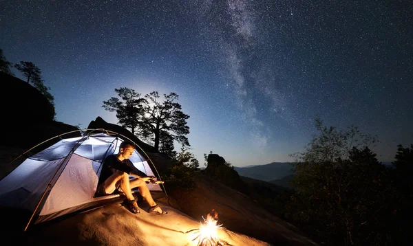 Unga Hiker Man Vilar Rocky Mountain Top Bredvid Camp Brasa — Stockfoto