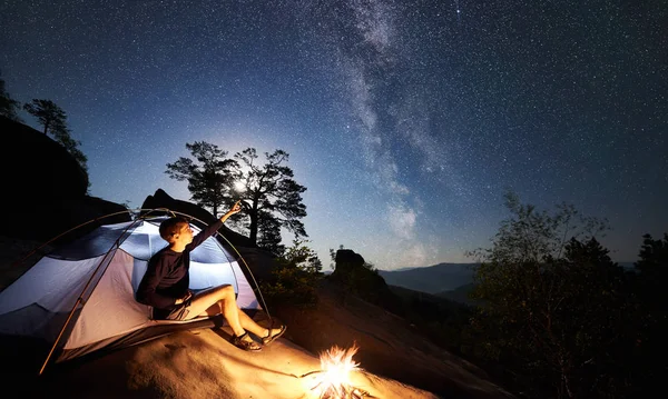 Joven Excursionista Descansando Cima Montaña Rocosa Lado Del Campamento Hoguera — Foto de Stock