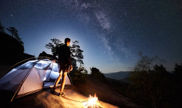 Homem Jovem Caminhante Descansando Topo Montanha Rochosa Lado Acampamento Fogueira — Fotografia de Stock